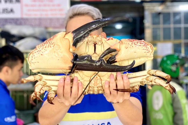 Cua biển khổng lồ giá chục triệu đồng/con, đại gia không tiếc mua về ăn-4
