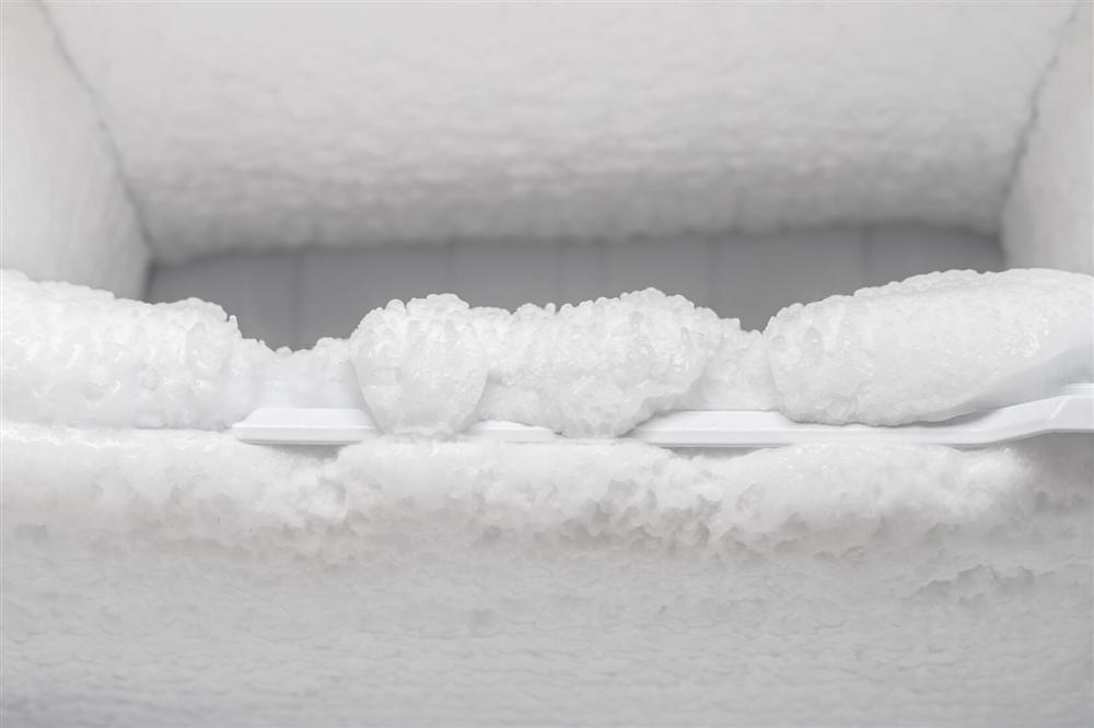 Tủ lạnh bị đóng tuyết ngăn đá, nguyên nhân có thể bắt nguồn từ những thói quen của người dùng, hãy tự khắc phục thay vì phải gọi thợ sửa chữa-1