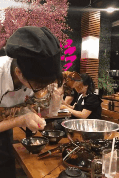 Bát tiết canh cua hoàng đế có giá tới 8 triệu đồng khiến dân mạng tranh cãi: Ăn mặn chát như nước biển chứ có gì ngon?-1