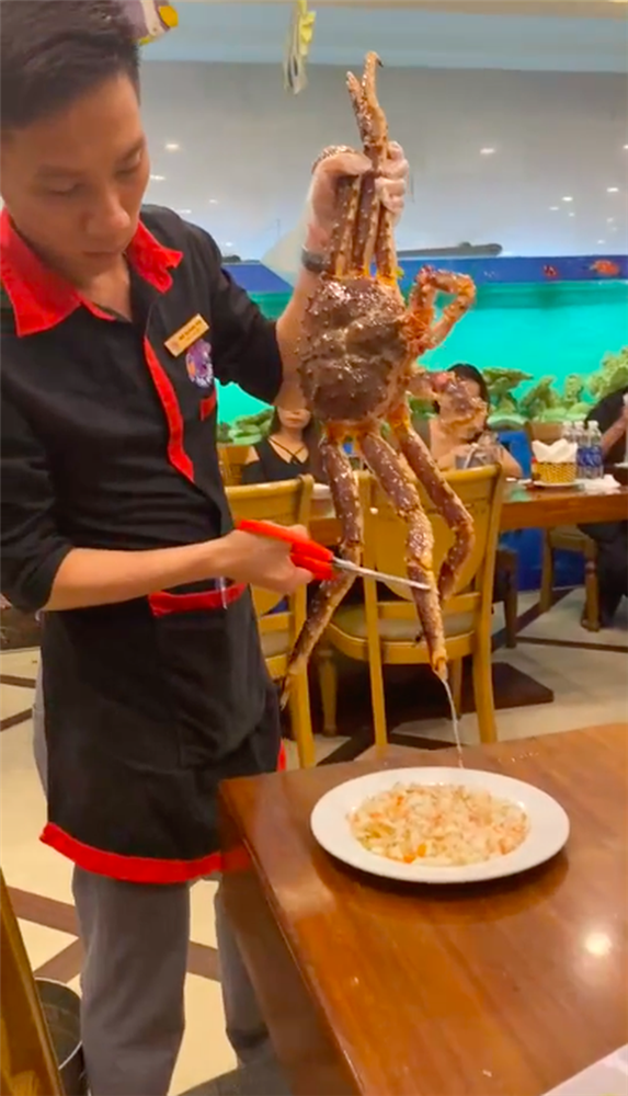 Bát tiết canh cua hoàng đế có giá tới 8 triệu đồng khiến dân mạng tranh cãi: Ăn mặn chát như nước biển chứ có gì ngon?-6