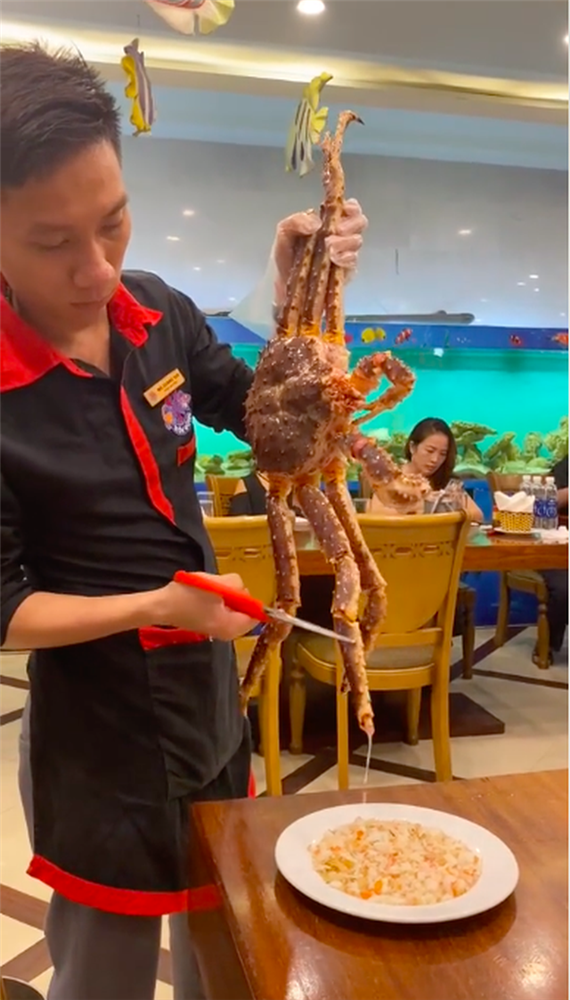 Bát tiết canh cua hoàng đế có giá tới 8 triệu đồng khiến dân mạng tranh cãi: Ăn mặn chát như nước biển chứ có gì ngon?-7