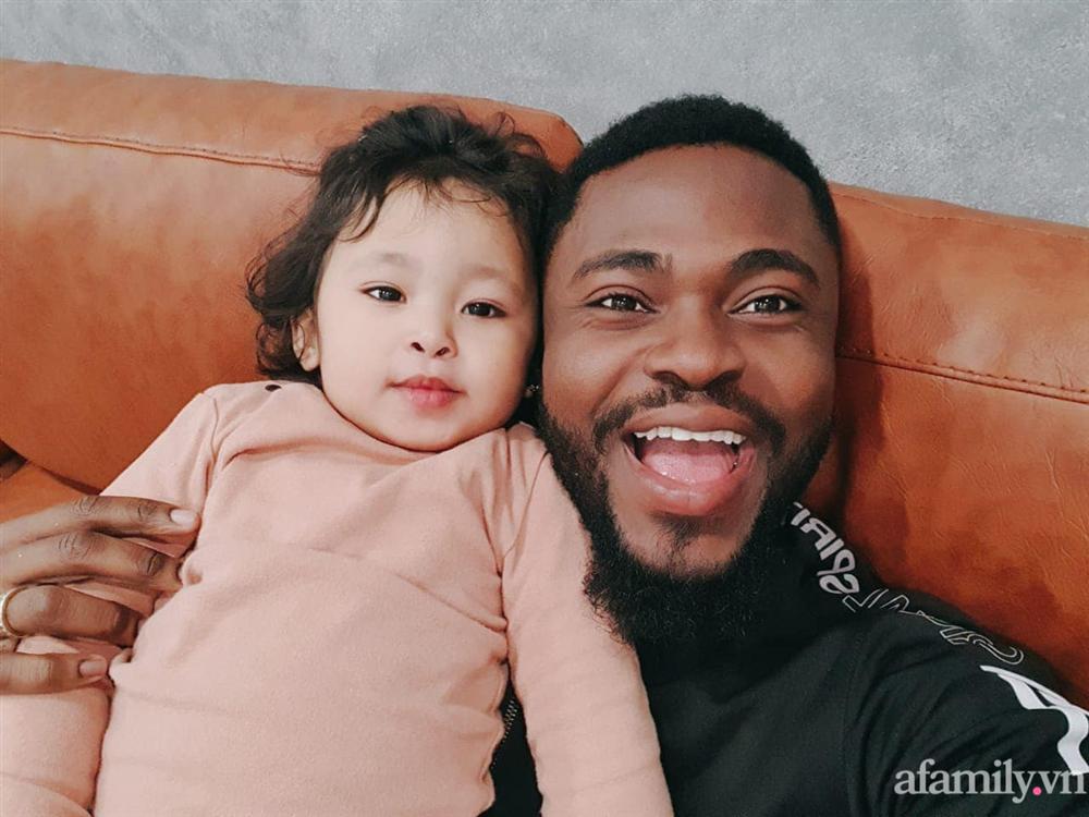 Mẹ là tiểu thư Hà Nội lấy chồng châu Phi, sinh ra con gái càng lớn càng đáng yêu, nhưng lại bị bố nhận xét là sở hữu làn da giả dối-1