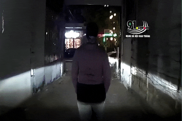 Phát hiện 2 chiếc ô tô bỗng loang lổ những vệt đỏ kinh dị, kiểm tra camera, khổ chủ đứng hình khi biết nguyên nhân-3