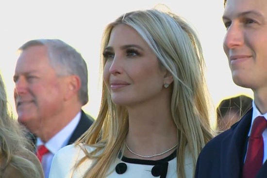 Ivanka Trump kìm nước mắt trong lễ chia tay của cha