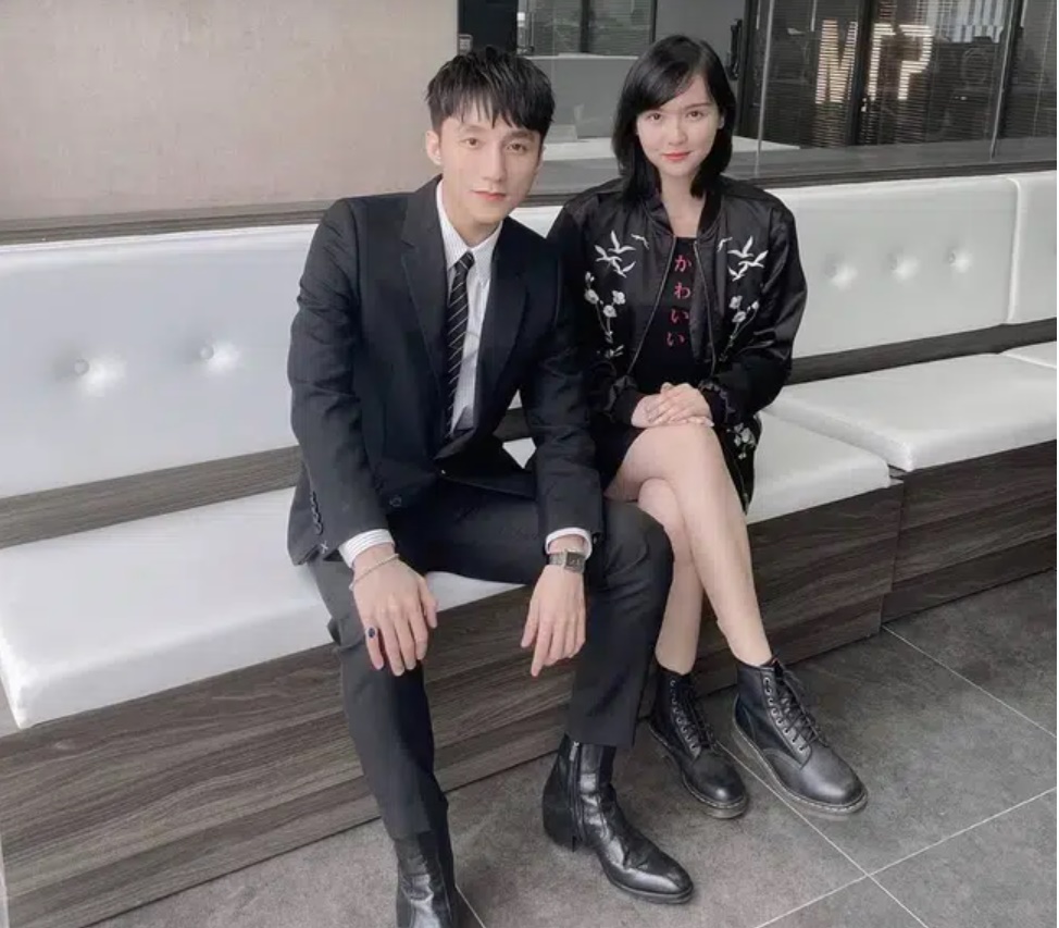 Đừng tiếc cho mối tình 8 năm thanh xuân bị lung lay bởi em gái trà xanh”, vì một cái nắm tay công khai còn hơn ngàn nụ hôn trong bóng tối-2