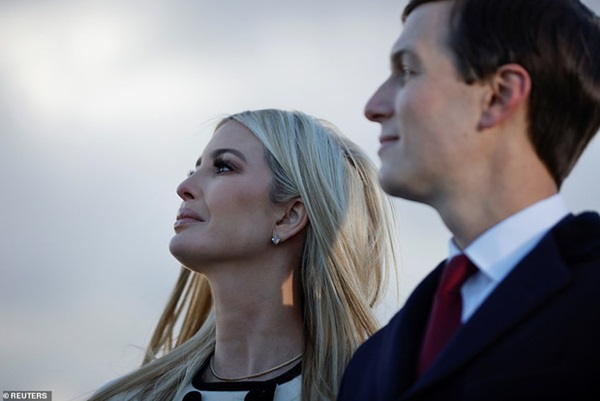 Khoảnh khắc nữ thần Ivanka Trump khóc khi nghe cha nói lời chia tay gây bão, cậu út Barron không xuất hiện khiến mọi người tò mò-1