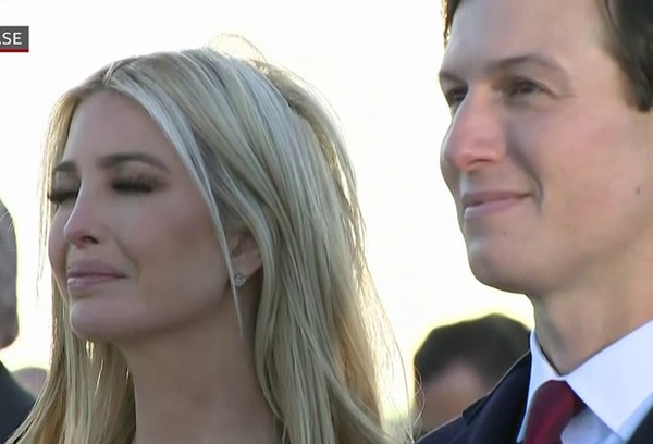 Khoảnh khắc nữ thần Ivanka Trump khóc khi nghe cha nói lời chia tay gây bão, cậu út Barron không xuất hiện khiến mọi người tò mò-2