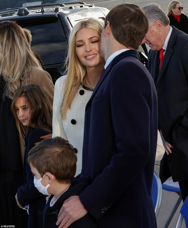 Khoảnh khắc nữ thần Ivanka Trump khóc khi nghe cha nói lời chia tay gây bão, cậu út Barron không xuất hiện khiến mọi người tò mò-3