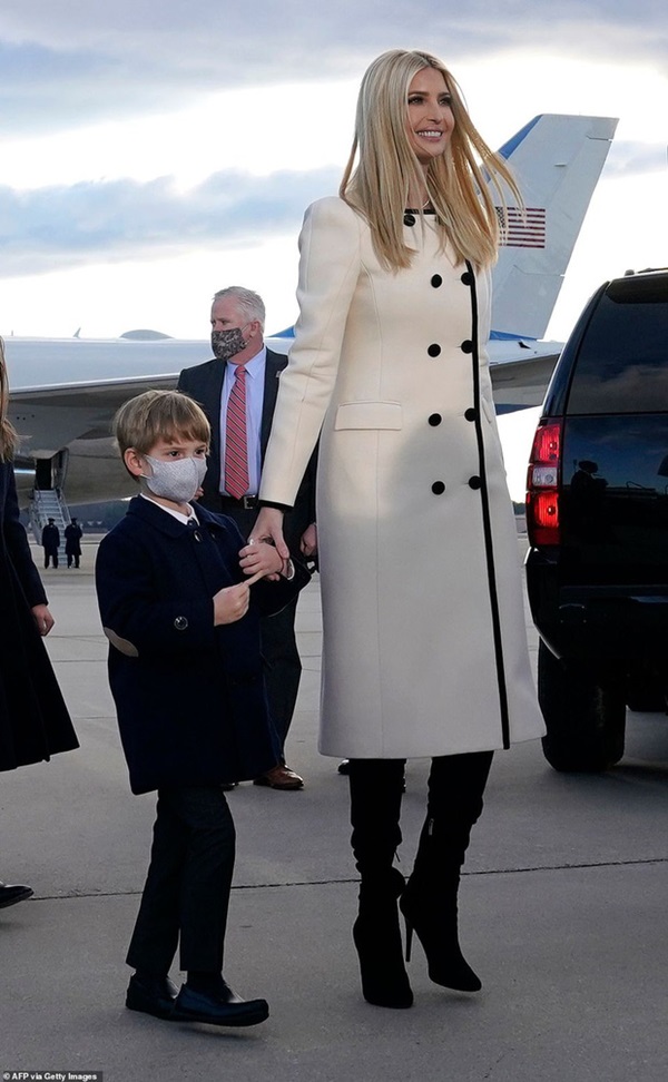 Khoảnh khắc nữ thần Ivanka Trump khóc khi nghe cha nói lời chia tay gây bão, cậu út Barron không xuất hiện khiến mọi người tò mò-6