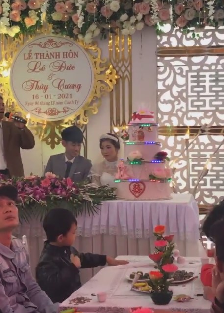 Xôn xao clip chú rể 2k3 lấy cô dâu 29 tuổi để trả nợ cho gia đình, ngày cưới mặt không thể vui, mắt rưng rưng muốn khóc?-2