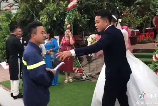 Xôn xao clip anh lính cứu hỏa còn mặc nguyên đồng phục lẫn xe tới dự đám cưới bạn thân và sự thật được chính người trong cuộc tiết lộ