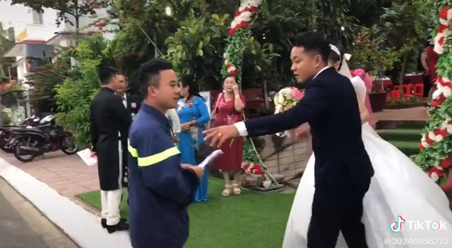 Xôn xao clip anh lính cứu hỏa còn mặc nguyên đồng phục lẫn xe tới dự đám cưới bạn thân và sự thật được chính người trong cuộc tiết lộ-1