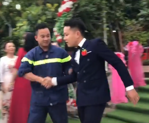 Xôn xao clip anh lính cứu hỏa còn mặc nguyên đồng phục lẫn xe tới dự đám cưới bạn thân và sự thật được chính người trong cuộc tiết lộ-2