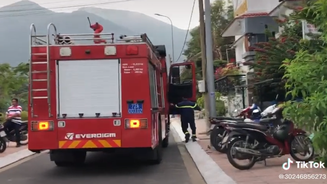 Xôn xao clip anh lính cứu hỏa còn mặc nguyên đồng phục lẫn xe tới dự đám cưới bạn thân và sự thật được chính người trong cuộc tiết lộ-3