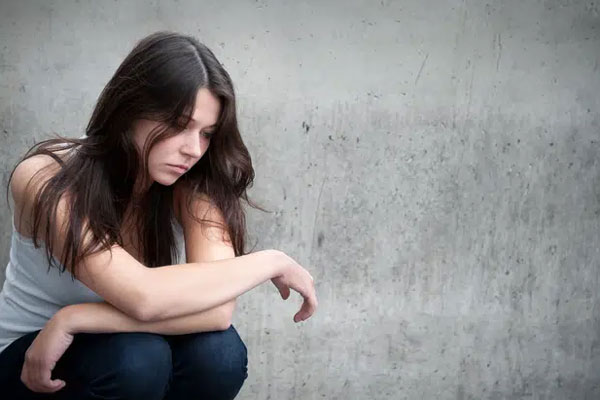 Trông thấy vợ lảo đảo bưng mâm cơm, chồng tự hào: Vợ tớ tuyệt lắm, tưởng người vợ sẽ vui ai ngờ cô quăng mâm bát vỡ tan tành rồi soạn đồ bỏ đi-3