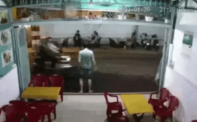 CLIP: Giật điện thoại của 