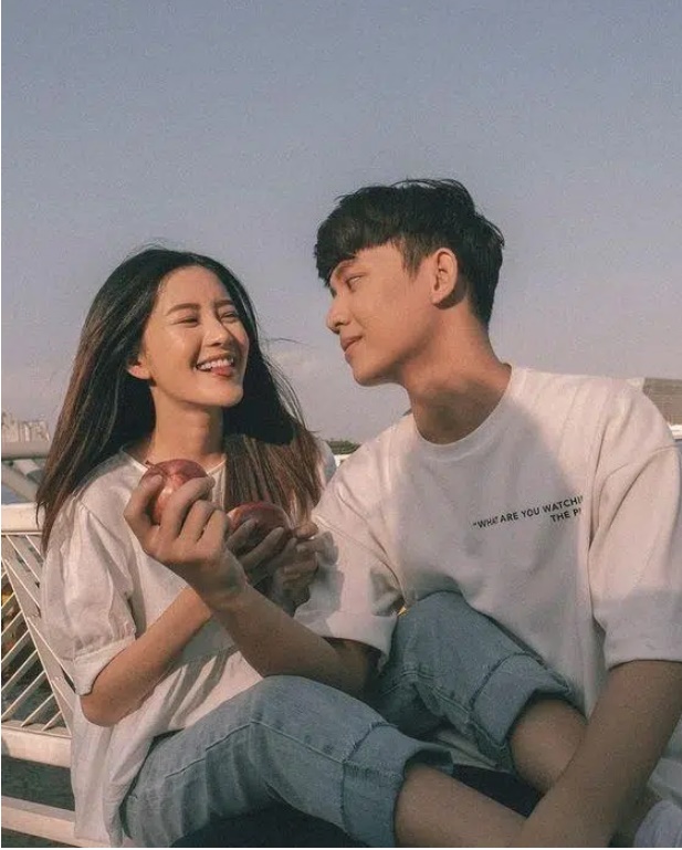 Quên Sơn Tùng với 8 năm chơi trò ú òa đi, khi đàn ông yêu ai đó sâu đậm, dù có cố kiềm chế hay giấu giếm thì anh ta cũng sẽ có những phản ứng bản năng này!-2