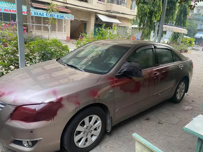 Phát hiện 2 chiếc ô tô bỗng loang lổ những vệt đỏ kinh dị, kiểm tra camera, khổ chủ đứng hình khi biết nguyên nhân-1