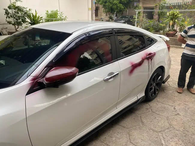 Phát hiện 2 chiếc ô tô bỗng loang lổ những vệt đỏ kinh dị, kiểm tra camera, khổ chủ đứng hình khi biết nguyên nhân-2