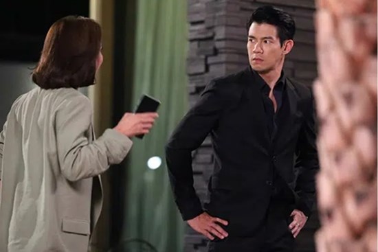 Trông thấy vợ lảo đảo bưng mâm cơm, chồng tự hào: “Vợ tớ tuyệt lắm