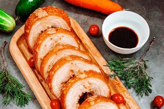 Cách làm ba chỉ cuộn quay giòn bì bên ngoài, thịt mềm mượt bên trong