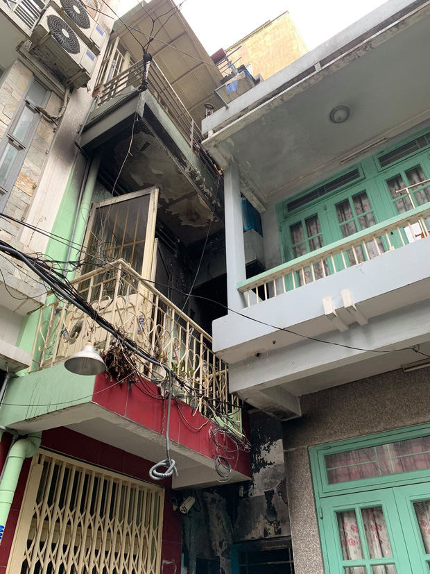 TP.HCM: Nhà trong hẻm cháy dữ dội lúc nửa đêm, 7 người kêu cứu-1