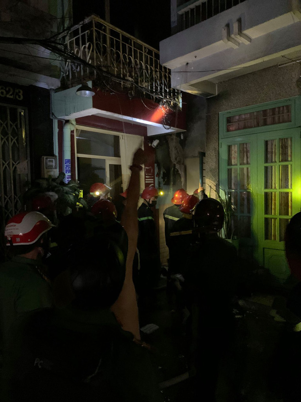 TP.HCM: Nhà trong hẻm cháy dữ dội lúc nửa đêm, 7 người kêu cứu-2