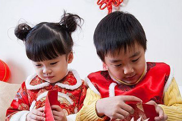 Mẹ bắt nộp khoản lì xì khủng gần 15 triệu, cậu nhóc liền đòi kí 1 biên bản, đọc từng câu mà thấy quá cao tay-2