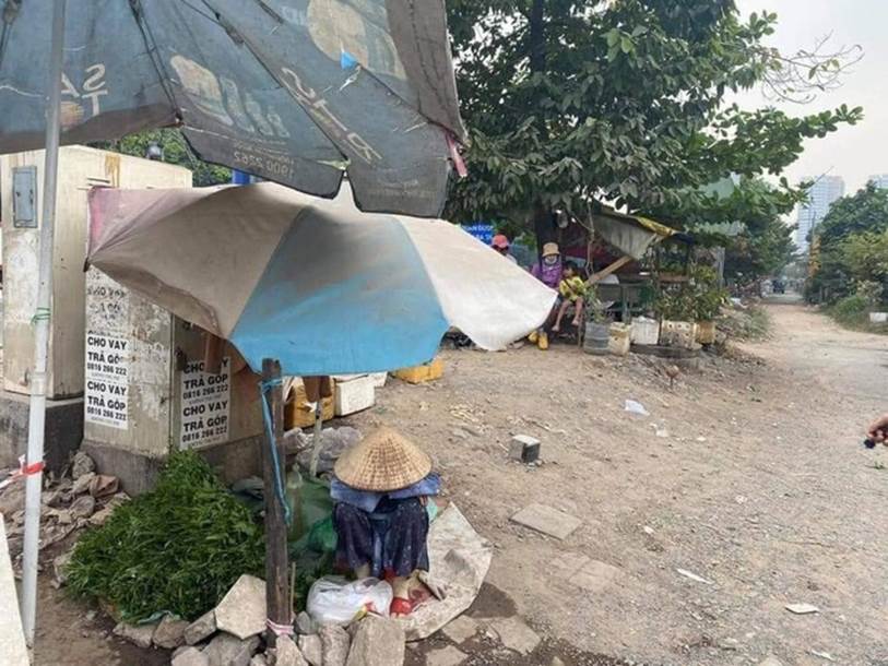 Bức ảnh bà cụ bán rau ngồi bó gối giữa phố Sài Gòn khiến dân mạng cảm động, bất ngờ nhất là hành động của chàng trai chụp hình-1