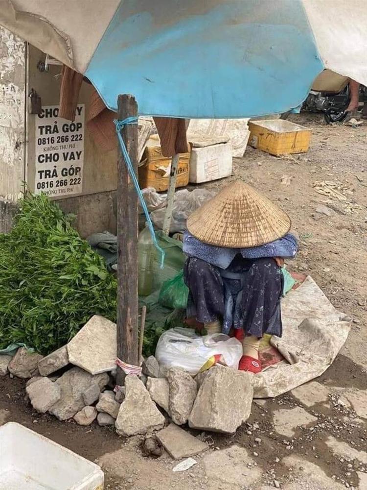 Bức ảnh bà cụ bán rau ngồi bó gối giữa phố Sài Gòn khiến dân mạng cảm động, bất ngờ nhất là hành động của chàng trai chụp hình-2