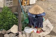 Bức ảnh bà cụ bán rau ngồi bó gối giữa phố Sài Gòn khiến dân mạng cảm động, bất ngờ nhất là hành động của chàng trai chụp hình