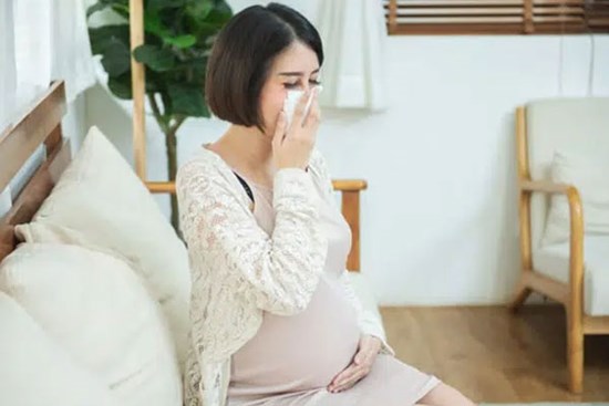 Còn 7 ngày nữa là sinh con mà em gái tôi vẫn phải lọ mọ đi mua đồ, lý do khiến tôi hết sức phẫn nộ