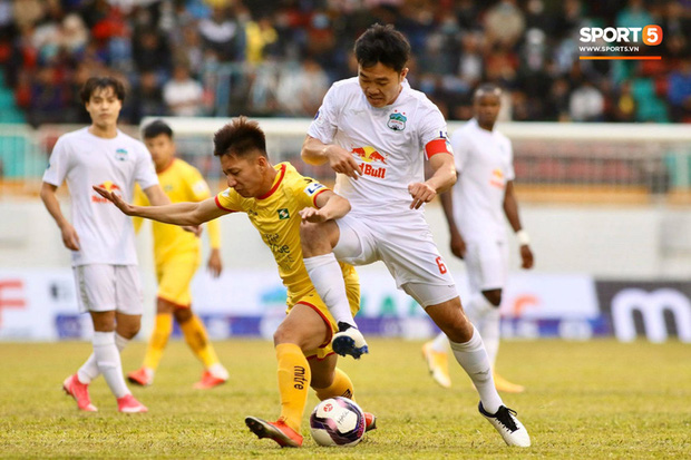 Vợ Công Phượng kín đáo tới sân Pleiku cổ vũ HAGL-3