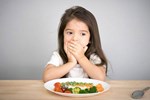 Bé gái 6 tuổi thấp lùn hơn các bạn dù mẹ mua đủ vitamin tẩm bổ, đi khám bác sĩ nói ăn thế này khác nào ăn nhựa độc vào người-4
