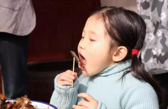 Bé gái 6 tuổi thấp lùn hơn các bạn dù mẹ mua đủ vitamin tẩm bổ, đi khám bác sĩ nói ăn thế này khác nào ăn nhựa độc vào người-2