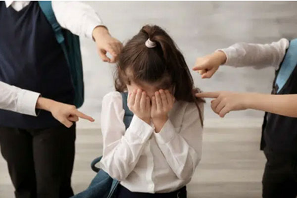 Bị trêu chọc, ghép đôi với bạn cùng bàn, nữ sinh 13 tuổi tự tự-1