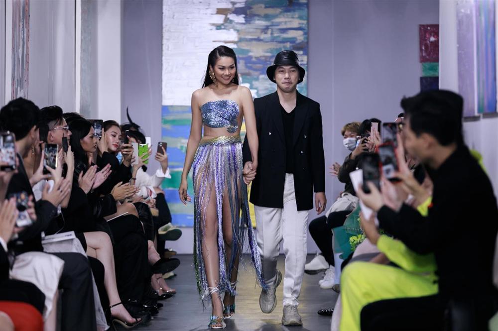 Sexy nhất thảm đỏ WeChoice 2020, Thúy Diễm nhờ chơi chiêu độc mà chất ngang Thanh Hằng khi đụng hàng-4