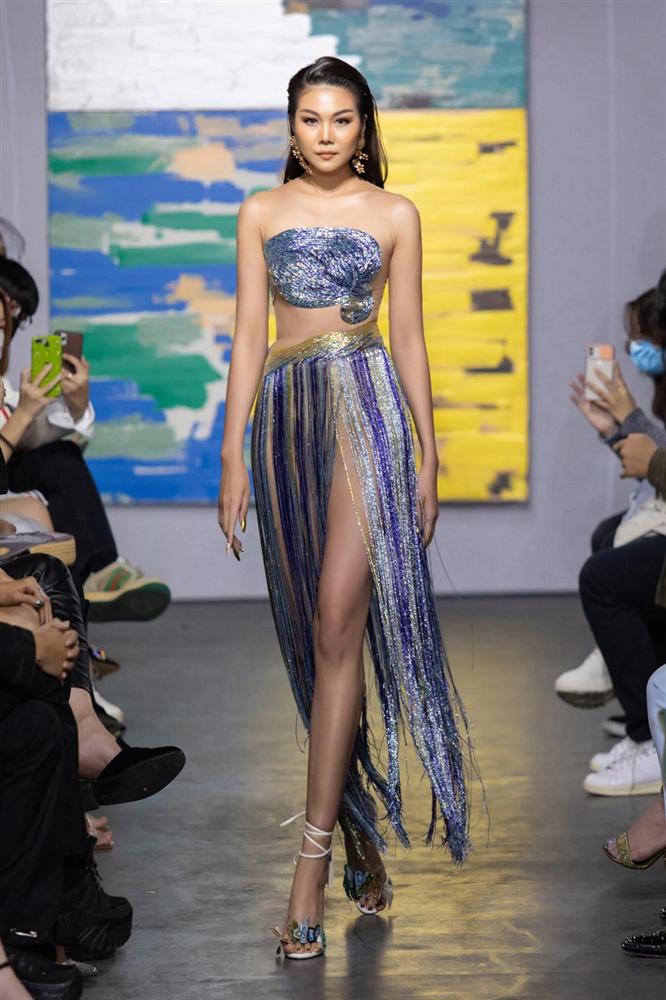 Sexy nhất thảm đỏ WeChoice 2020, Thúy Diễm nhờ chơi chiêu độc mà chất ngang Thanh Hằng khi đụng hàng-3