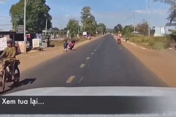 Clip: Khoảnh khắc chiếc xe khách lật nhào sau khi bẻ lái tránh xe máy chạy lấn làn, hành khách la hét trong hoảng loạn-1