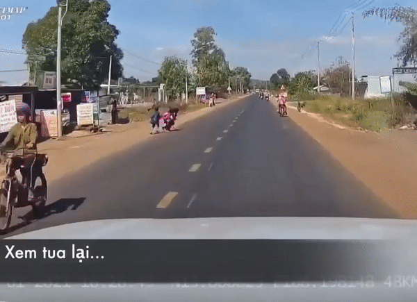 Thót tim khoảnh khắc tài xế đạp phanh cháy lốp cứu sống 3 đứa trẻ ngay trước mũi ô tô-1