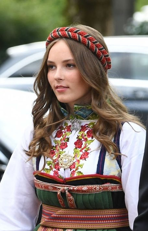 Công chúa kế vị của Na Uy vừa tròn 17 tuổi đã đốn tim với nhan sắc nổi bật, chia sẻ đến lúc lớn mới biết mình là Công chúa-8