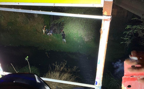 Xe bán tải do người đàn ông nước ngoài cầm lái húc văng 3 xe máy trong đêm, 4 người bị thương-1