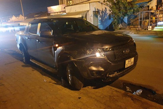 Xe bán tải do người đàn ông nước ngoài cầm lái húc văng 3 xe máy trong đêm, 4 người bị thương