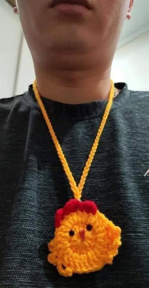 Anh chồng ngày nào cũng lướt điện thoại nhắc khéo vợ mua dây chuyền rồng hổ báo nhưng kết quả nhận về lại là phiên bản đeo cổ cực tấu hài-2