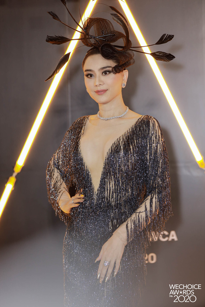 Đại hội đồ nhái: Loạt trang phục của sao Việt bị bóc đến bẽ bàng, chiếc váy cồng kềnh của Ngọc Trinh cũng vướng thị phi-2