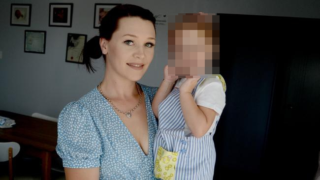 Thấy đồ dùng trong nhà cứ tự dưng di chuyển, người phụ nữ âm thầm theo dõi và phát hiện chuyện gây sốc trên mái nhà-4