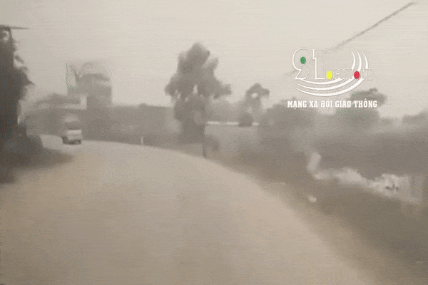 Nghệ An: Nổ bình ô xy trên xe cấp cứu khi đang đưa người bệnh về nhà, 1 người bị thương nặng-2