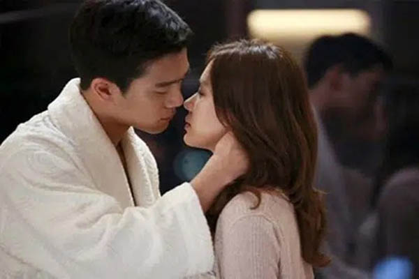 Chồng yêu đồng nghiệp, vợ chấp nhận sống chung với tiểu tam suốt 9 năm, còn đề nghị chứng kiến cảnh cặp đôi mặn nồng-5