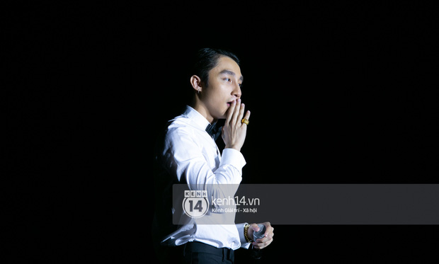 Bức ảnh Sơn Tùng M-TP cúi mặt, biểu cảm như sắp khóc đang được lan truyền chóng mặt!-1