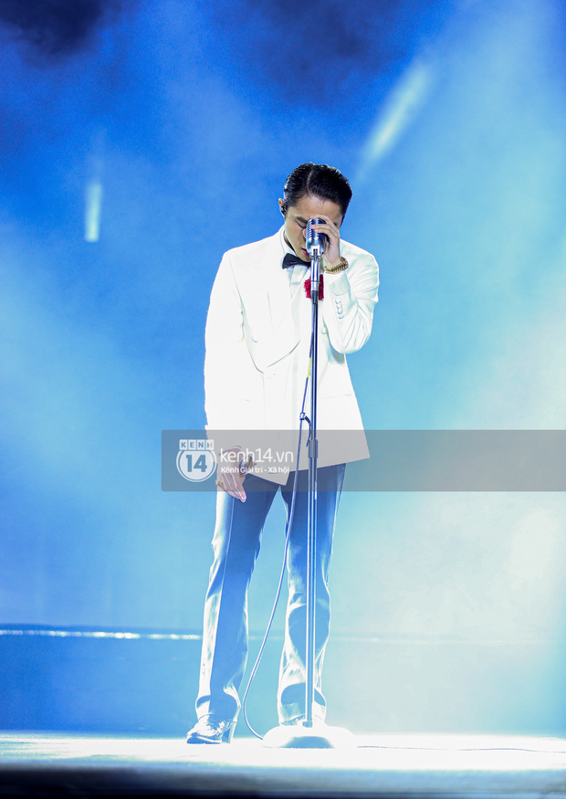 Bức ảnh Sơn Tùng M-TP cúi mặt, biểu cảm như sắp khóc đang được lan truyền chóng mặt!-3